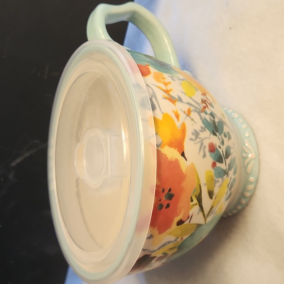 Pioneer Woman Willow 27 oz cup/bowl with plastic hinged vent. EUC - Picture 1 of 6